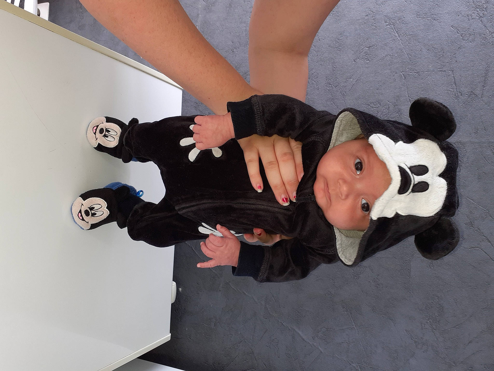 Leeroy a rejoint le concours — aidez-le/la à gagner de superbes lots ! arm, baby_toddler_clothing, child, comfort, elbow, facial_expression, font, formal_wear, fun, gesture, happy, hat, headwear, knee, person, room, sitting, sleeve, suit, t_shirt