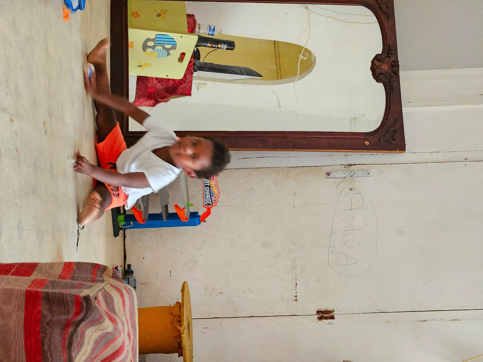 Ismaël a rejoint le concours — aidez-le/la à gagner de superbes lots ! art, child, door, elbow, fun, leisure, machine, orange, paint, person, room, t_shirt, vacation, visual_arts, wall, window, wood