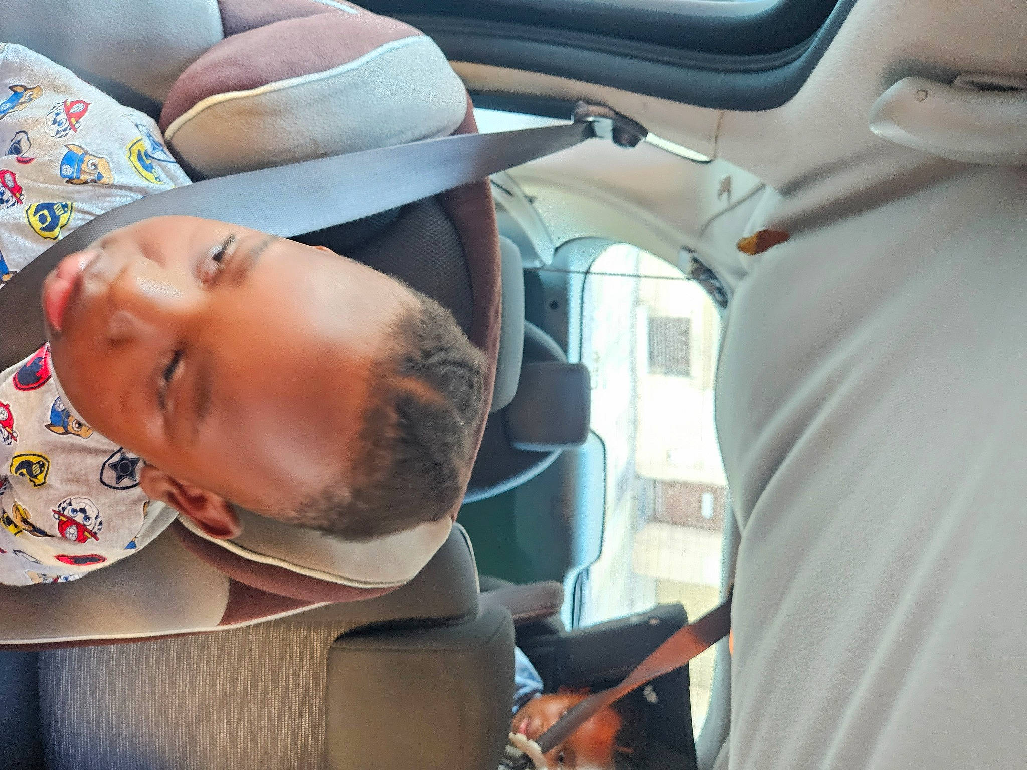 Ismaël a rejoint le concours — aidez-le/la à gagner de superbes lots ! auto_part, automotive_design, automotive_exterior, baby, car, car_seat, car_seat_cover, comfort, family_car, fashion_accessory, hat, head_restraint, helmet, luxury_vehicle, motor_vehicle, person, personal_luxury_car, seat_belt, toddler, vehicle