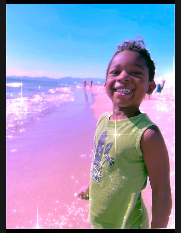 Ismaël a rejoint le concours — aidez-le/la à gagner de superbes lots ! azure, body_of_water, electric_blue, flash_photography, fun, gesture, happy, horizon, joy, landscape, leisure, magenta, people_in_nature, person, pink, purple, recreation, sky, smile, toddler