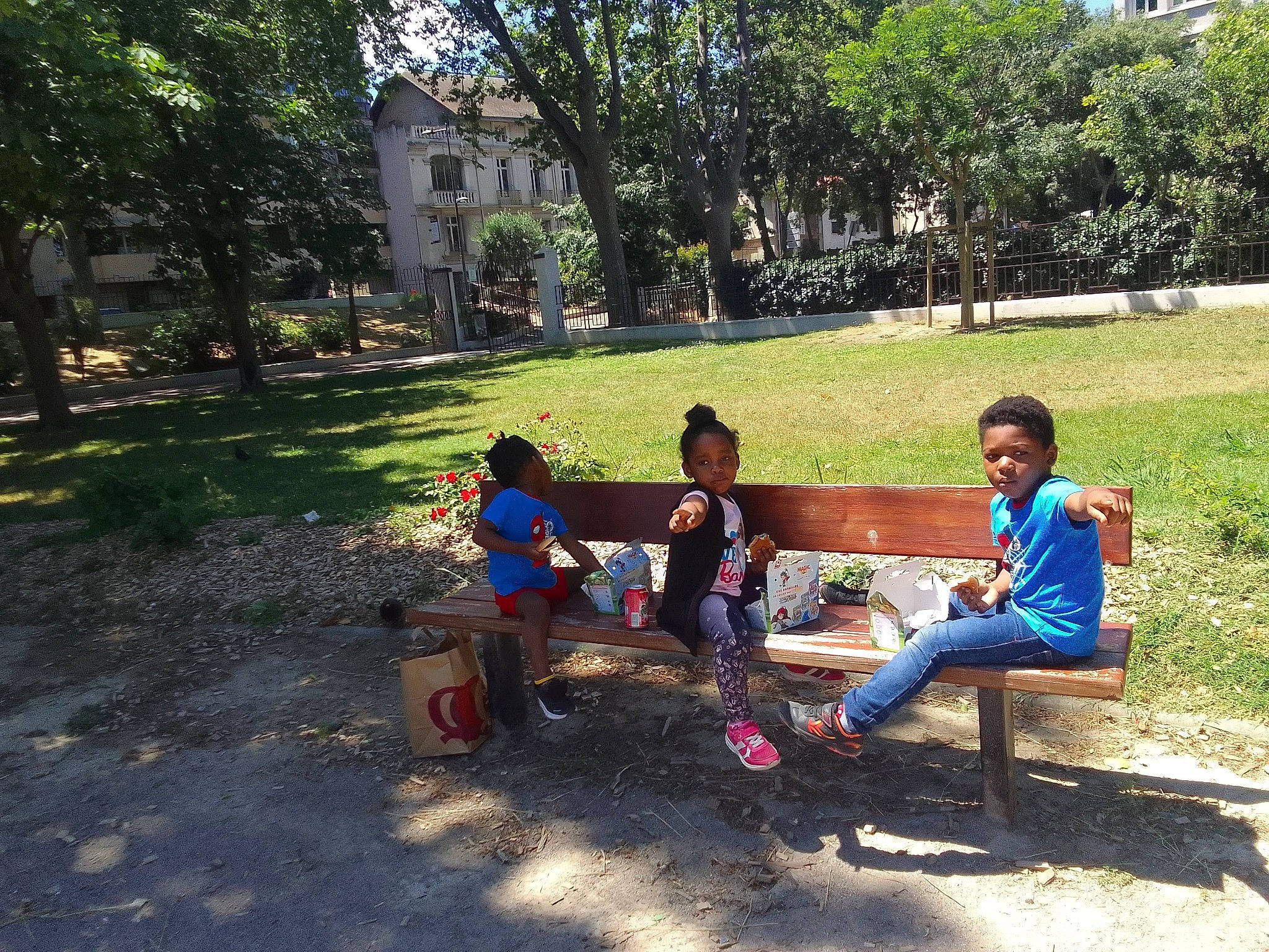 Aliou a rejoint le concours — aidez-le/la à gagner de superbes lots ! bench, building, city, event, garden, grass, landscape, lawn, leisure, outdoor_bench, outdoor_furniture, people_in_nature, person, plant, recreation, shade, soil, tints_and_shades, travel, tree