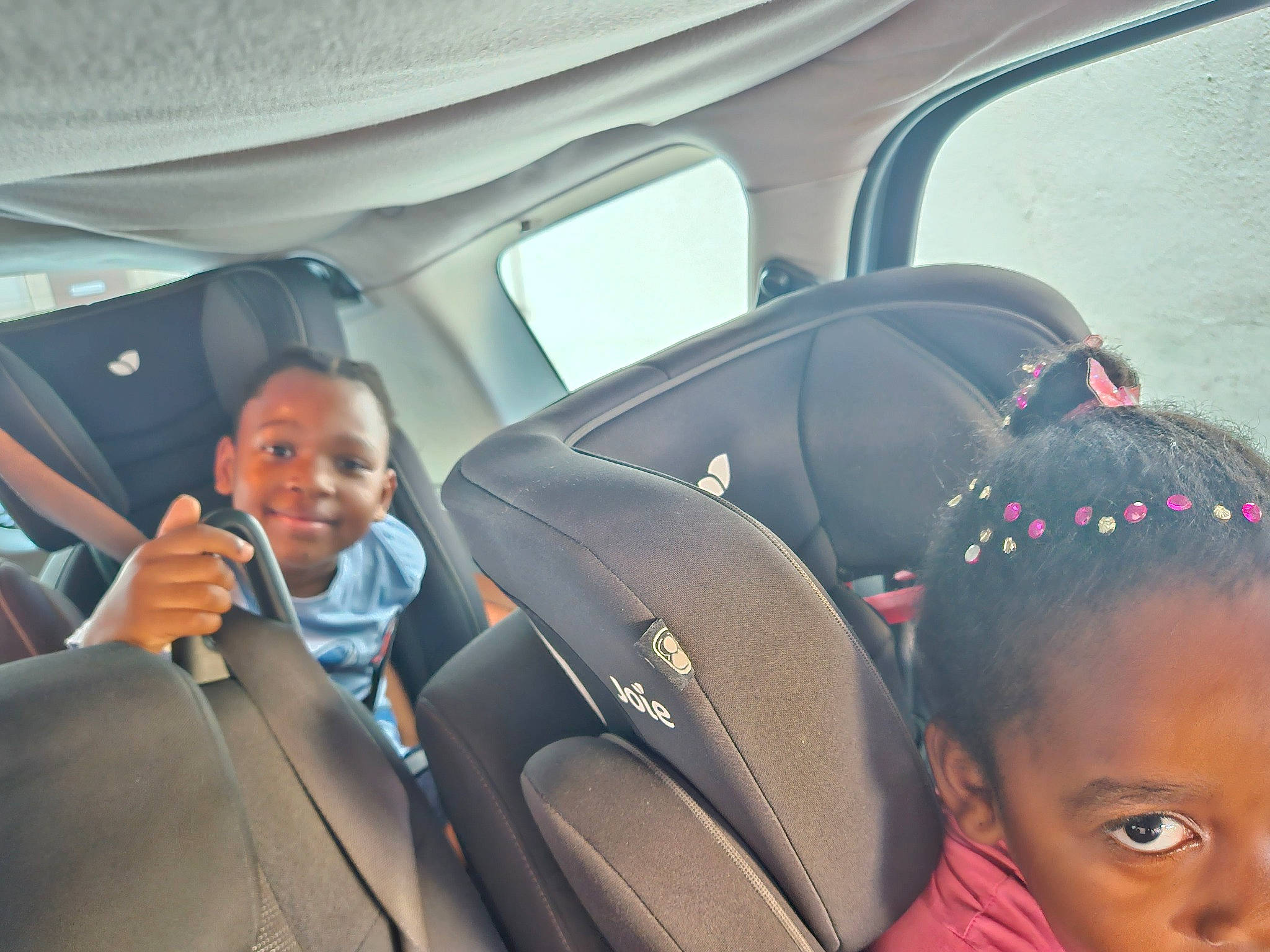 Aliou participe au concours pour gagner de l'argent avec cette photo : auto_part, automotive_design, automotive_exterior, car, car_seat, car_seat_cover, child, cornrows, face, family_car, fun, head, head_restraint, joy, motor_vehicle, person, personal_luxury_car, seat_belt, smile, vehicle
