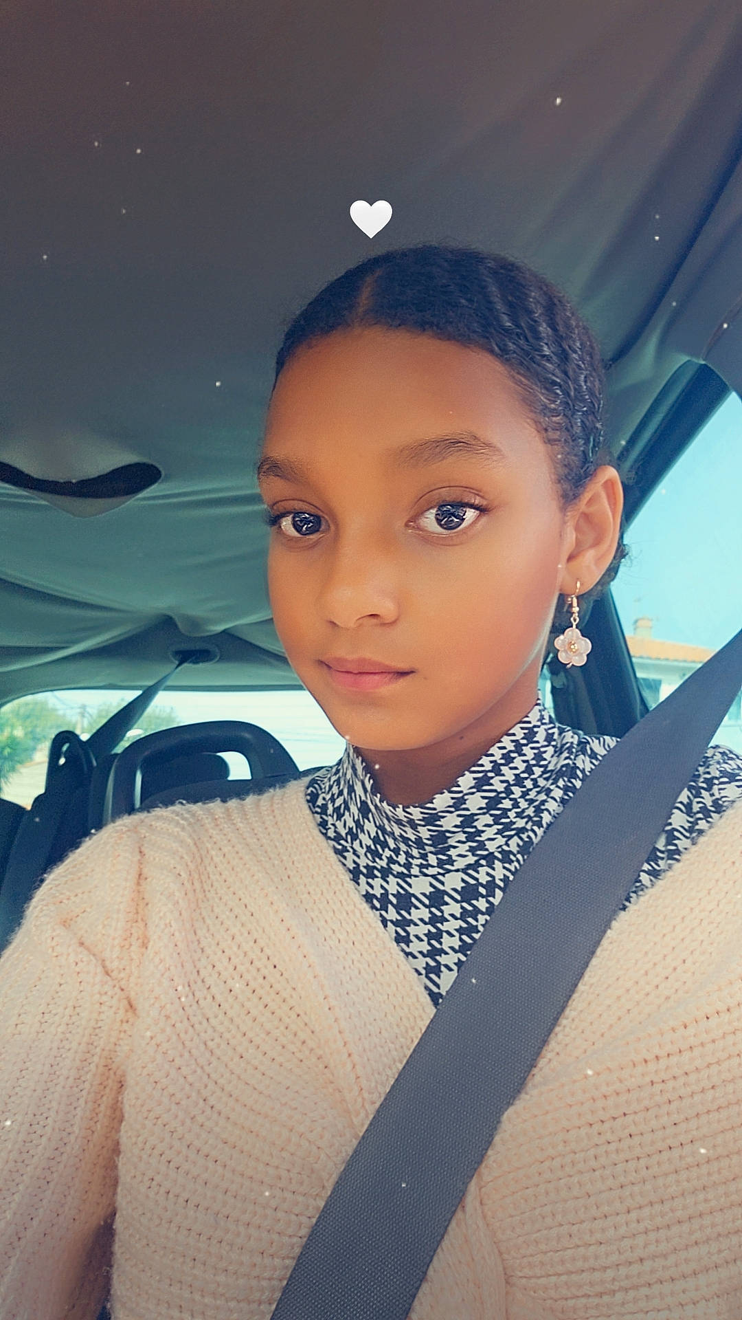 Lyanis participe au concours pour gagner de l'argent avec cette photo : audio_equipment, black_hair, earrings, electric_blue, eyebrow, eyelash, eyewear, fashion_accessory, fashion_design, flash_photography, formal_wear, fun, jewellery, lip, person, photo_shoot, portrait_photography, space, toy, white_collar_worker