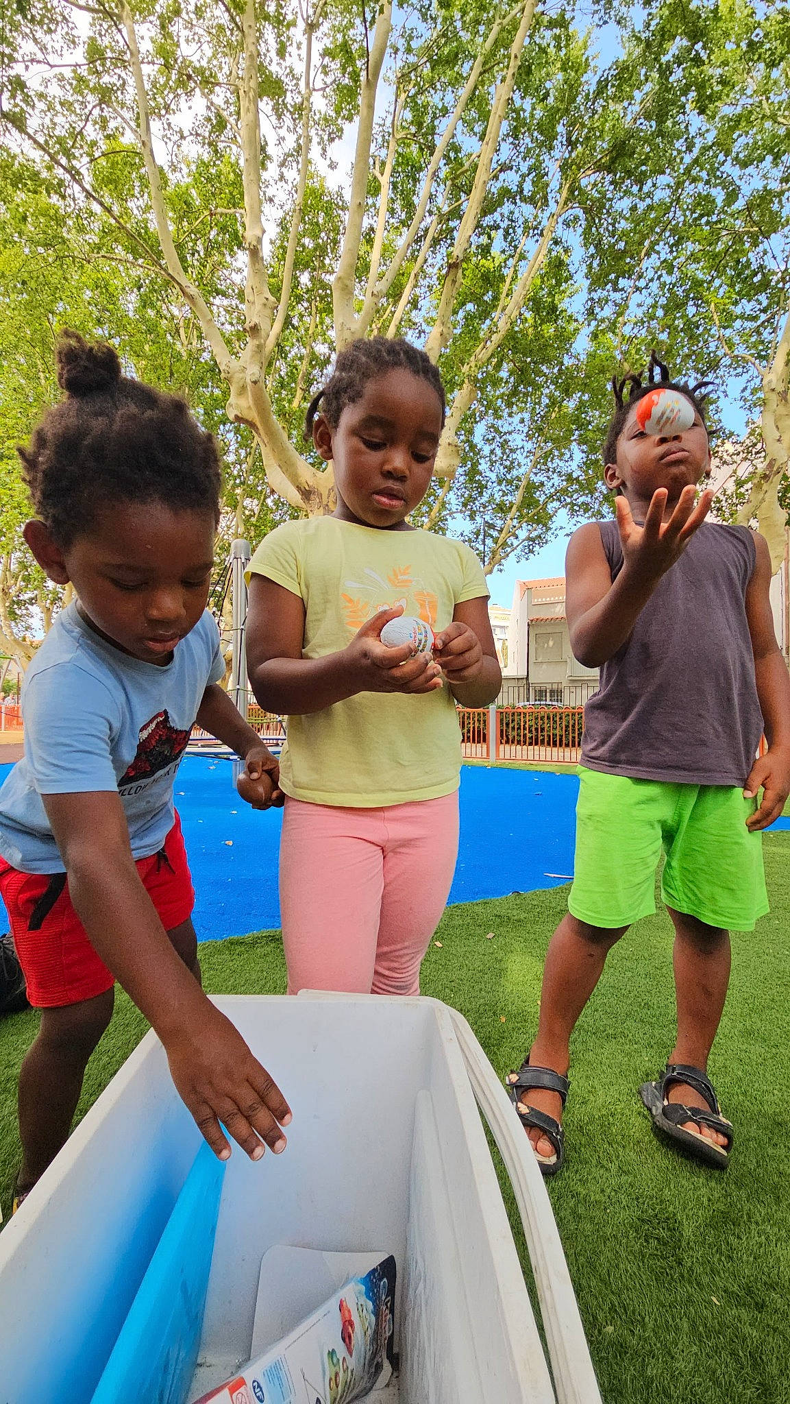 Hadijatou a rejoint le concours — aidez-le/la à gagner de superbes lots ! adaptation, child, event, facial_expression, friendship, fun, gesture, grass, happy, interaction, lawn, leisure, outdoor_play_equipment, people_in_nature, person, plant, recreation, shorts, t_shirt, toddler