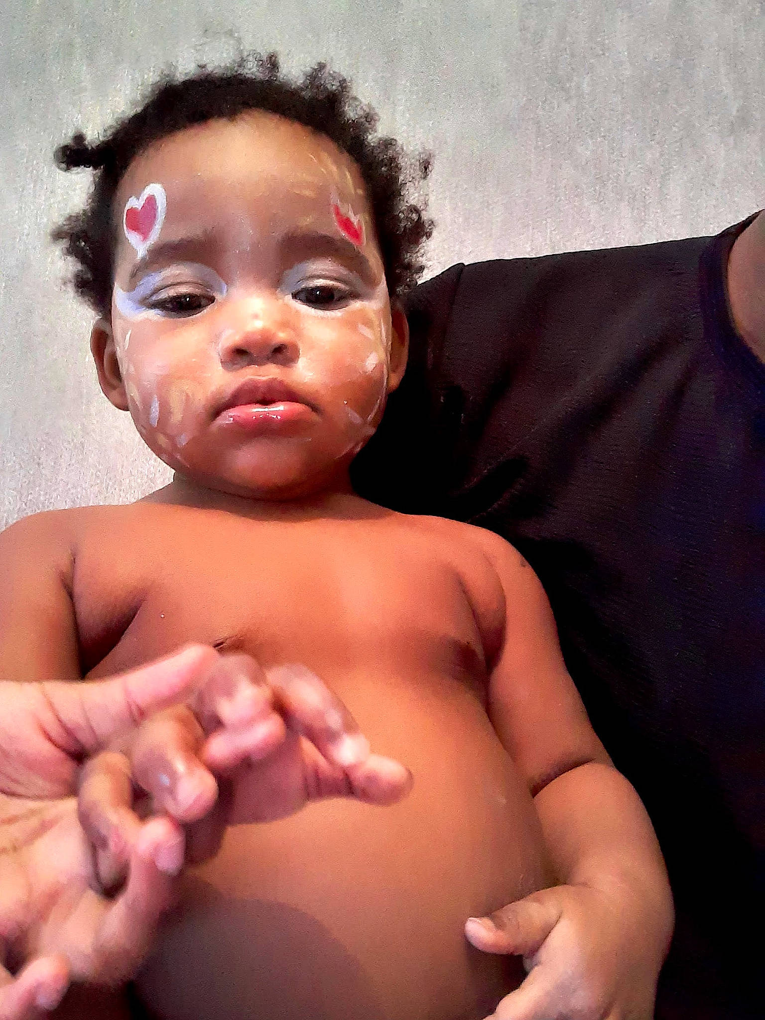 Hadijatou participe au concours pour gagner de l'argent avec cette photo : arm, cheek, eye, eyebrow, eyelash, face, flash_photography, gesture, hair, head, human_body, joint, lip, mouth, muscle, neck, nose, person, shoulder, skin