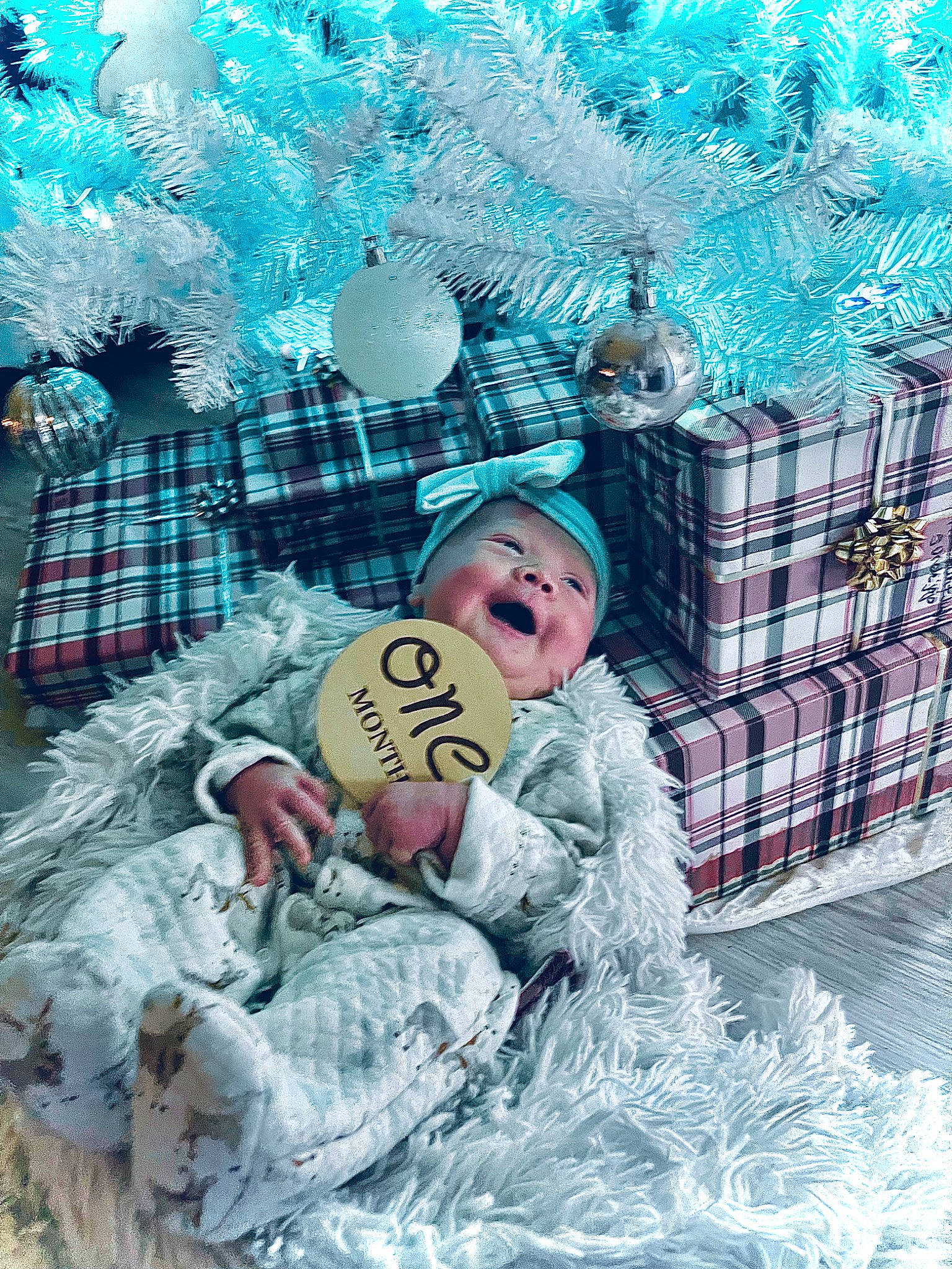 Chloe is registered to the contest to win money with this photo: art, christmas, christmas_decoration, christmas_eve, christmas_ornament, event, fictional_character, freezing, frost, fun, happy, headwear, holiday, illustration, interior_design, leisure, ornament, pattern, people_in_nature, person