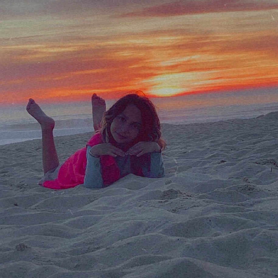 Mélina participe au concours pour gagner de l'argent avec cette photo : barefoot, beach, child, coast, desert, face, female, girl, head, nature, outdoors, person, photography, portrait, sand, sea, shoreline, sky, soil, water