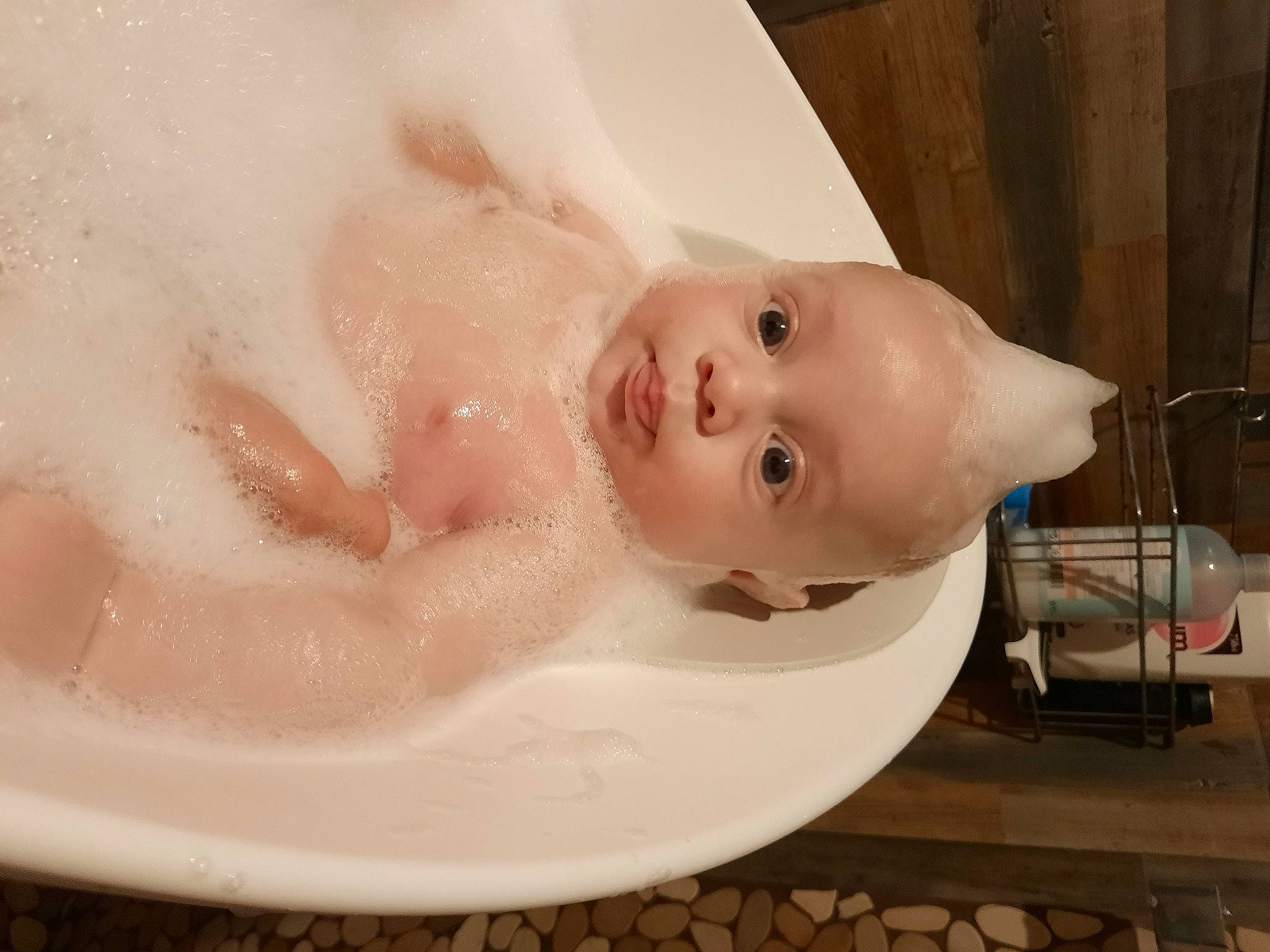 Alec participe au concours pour gagner de l'argent avec cette photo : baby, baby_bathing, baby_products, bathing, cheek, chest, child, dishware, ear, eye, eyelash, fluid, foam, jaw, lip, neck, person, plumbing_fixture, snout, toddler