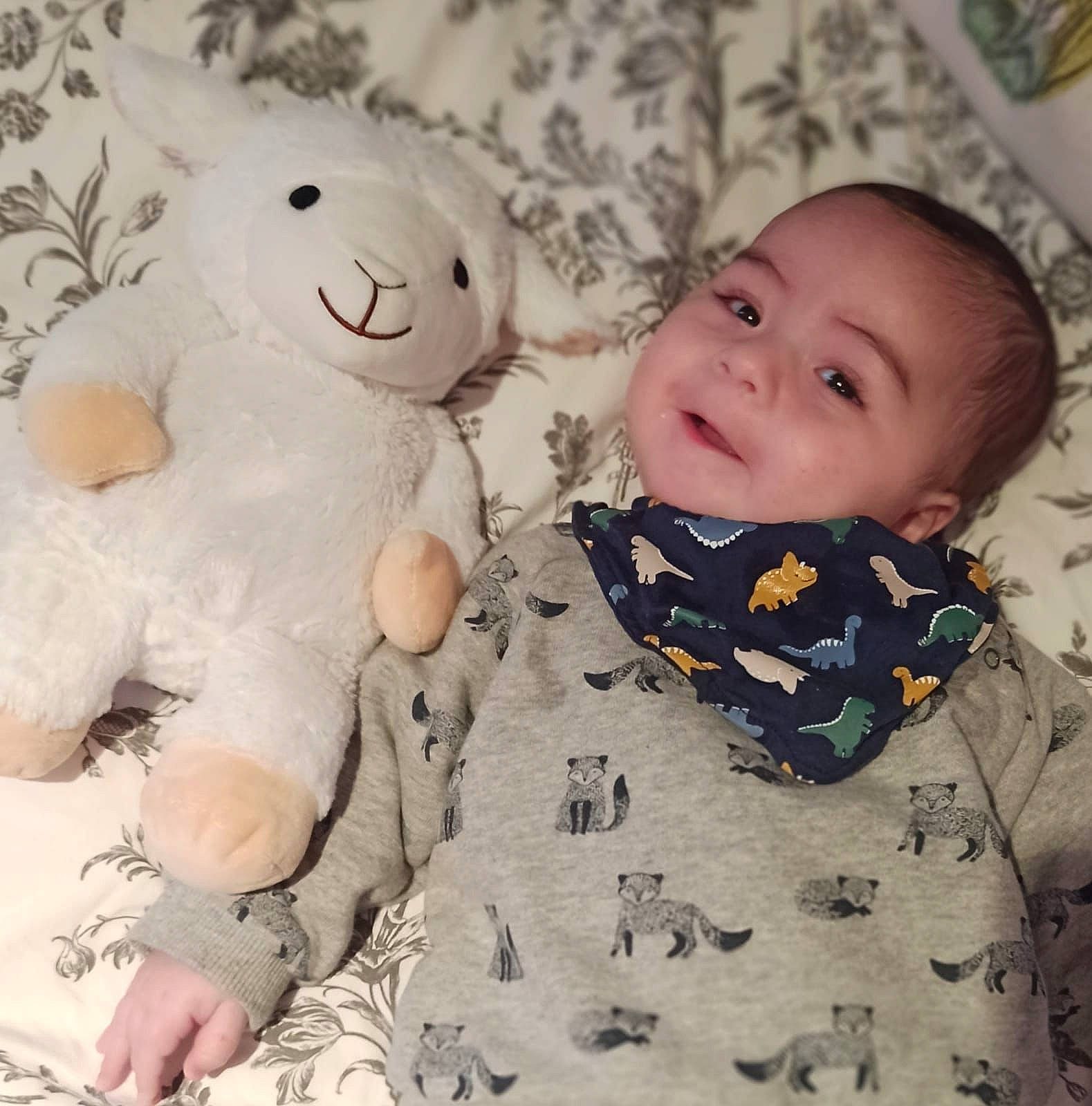 Joseph a rejoint le concours — aidez-le/la à gagner de superbes lots ! baby_toddler_clothing, cheek, comfort, eye, facial_expression, happy, head, human, human_body, mammal, nose, organ, person, skin, sleeve, smile, teddy_bear, textile, toy, vertebrate