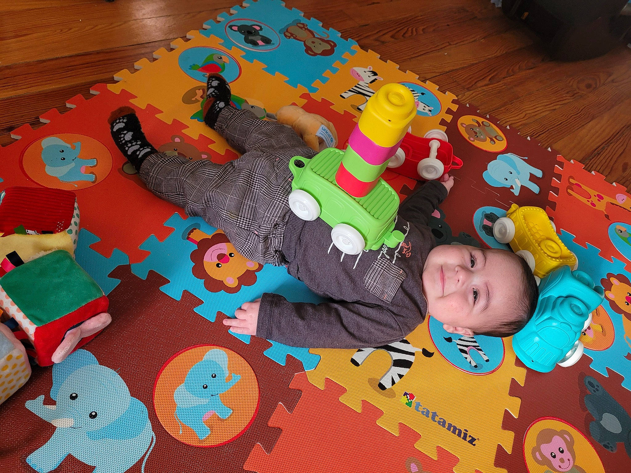 Joseph participe au concours pour gagner de l'argent avec cette photo : baby, baby_products, baby_toddler_clothing, baby_toys, carpet, child, comfort, flooring, fun, joy, leisure, linens, pattern, person, play, playmat, room, textile, toddler, toy