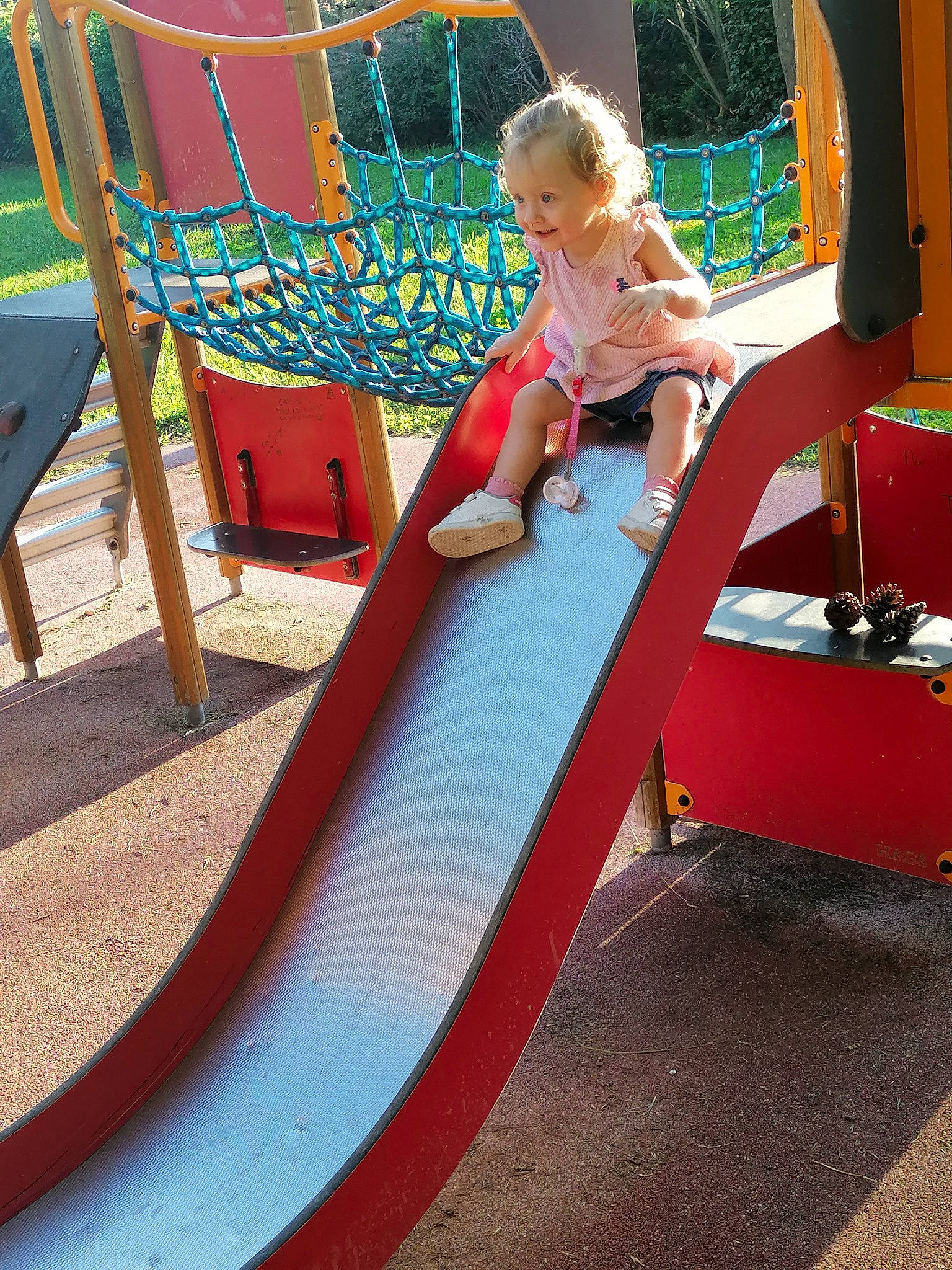 Léanna participe au concours pour gagner de l'argent avec cette photo : child, chute, city, fun, human_settlement, leisure, outdoor_play_equipment, person, play, playground, playground_slide, public_space, recreation, red, toddler, vacation