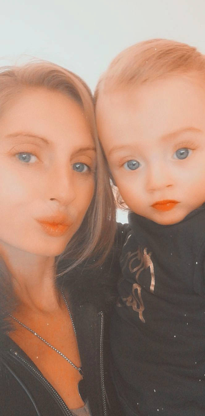 Léanna participe au concours pour gagner de l'argent avec cette photo : blond, brown_hair, cheek, chin, close_up, doll, eye, eyebrow, eyelash, flash_photography, forehead, gesture, happy, head, iris, lip, lipstick, neck, nose, person