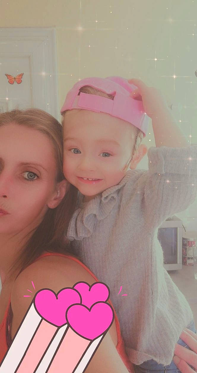 Léanna a rejoint le concours — aidez-le/la à gagner de superbes lots ! cap, cheek, child, eye, eyebrow, face, facial_expression, finger, hairstyle, happy, head, headwear, human_body, joy, lip, magenta, muscle, person, pink, red