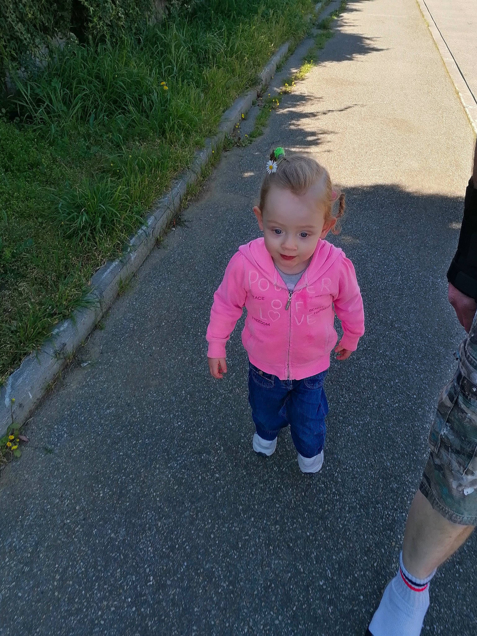 Léanna participe au concours pour gagner de l'argent avec cette photo : asphalt, baby_toddler_clothing, child, fun, gesture, grass, happy, leisure, magenta, people_in_nature, person, plant, product, public_space, recreation, road_surface, sidewalk, sleeve, tar, toddler