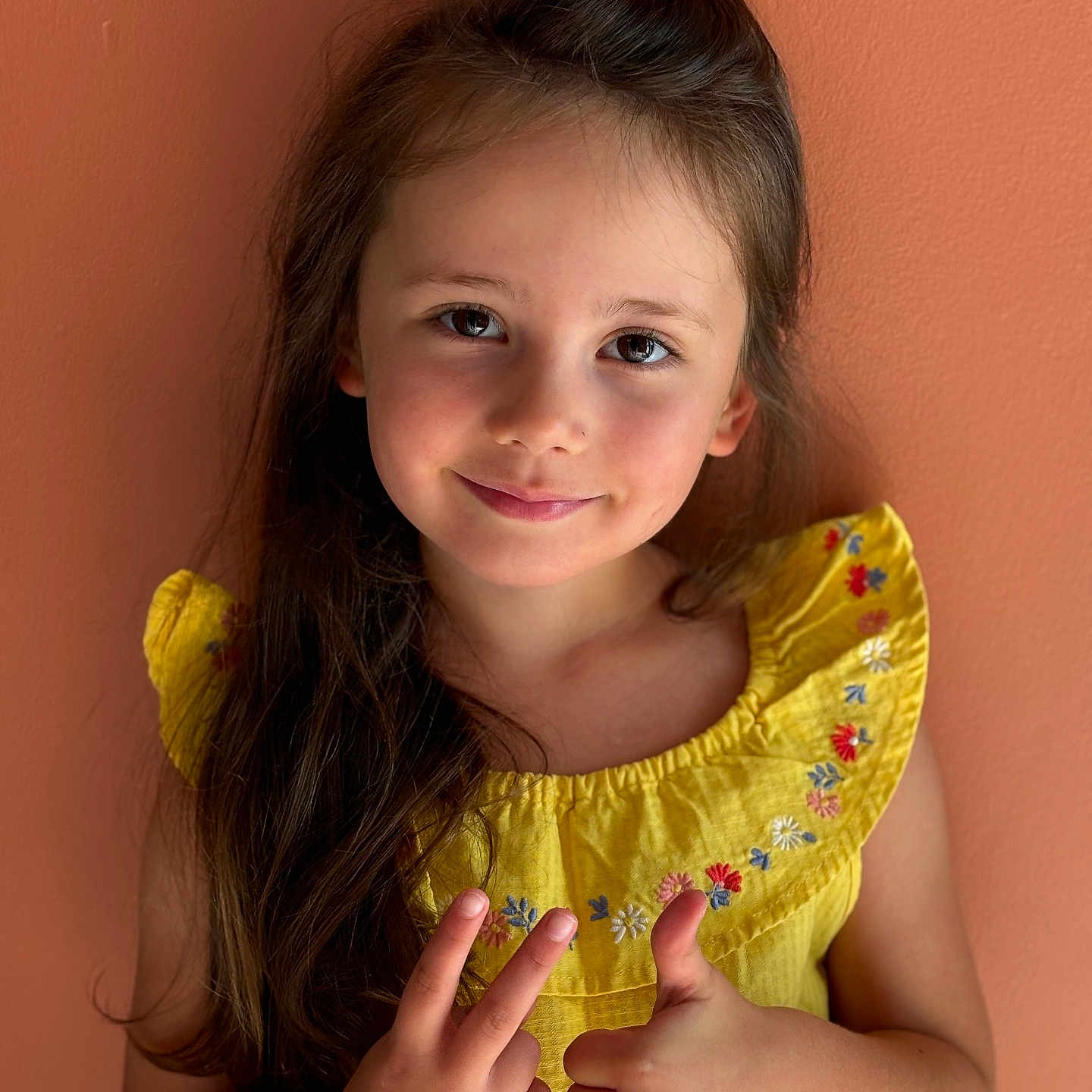 Laïna a rejoint le concours — aidez-le/la à gagner de superbes lots ! accessories, blouse, bodypart, child, clothing, dress, eveningdress, face, female, finger, formalwear, girl, hand, happy, head, jewelry, person, photography, portrait, smile