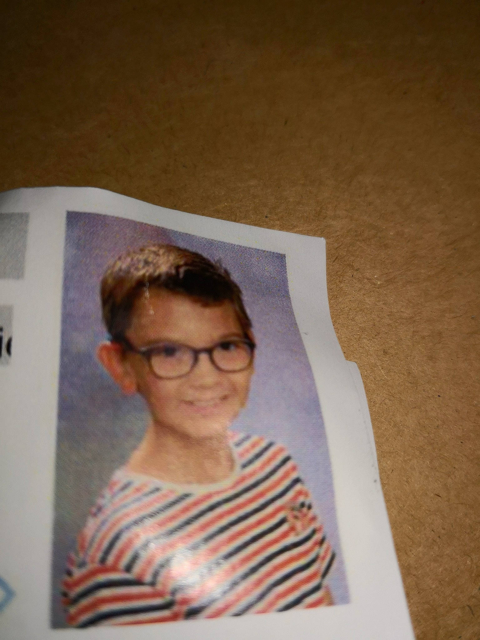 Yanis participe au concours pour gagner de l'argent avec cette photo : design, eyewear, forehead, girl, glasses, joy, paper, person, portrait, smile, vision_care