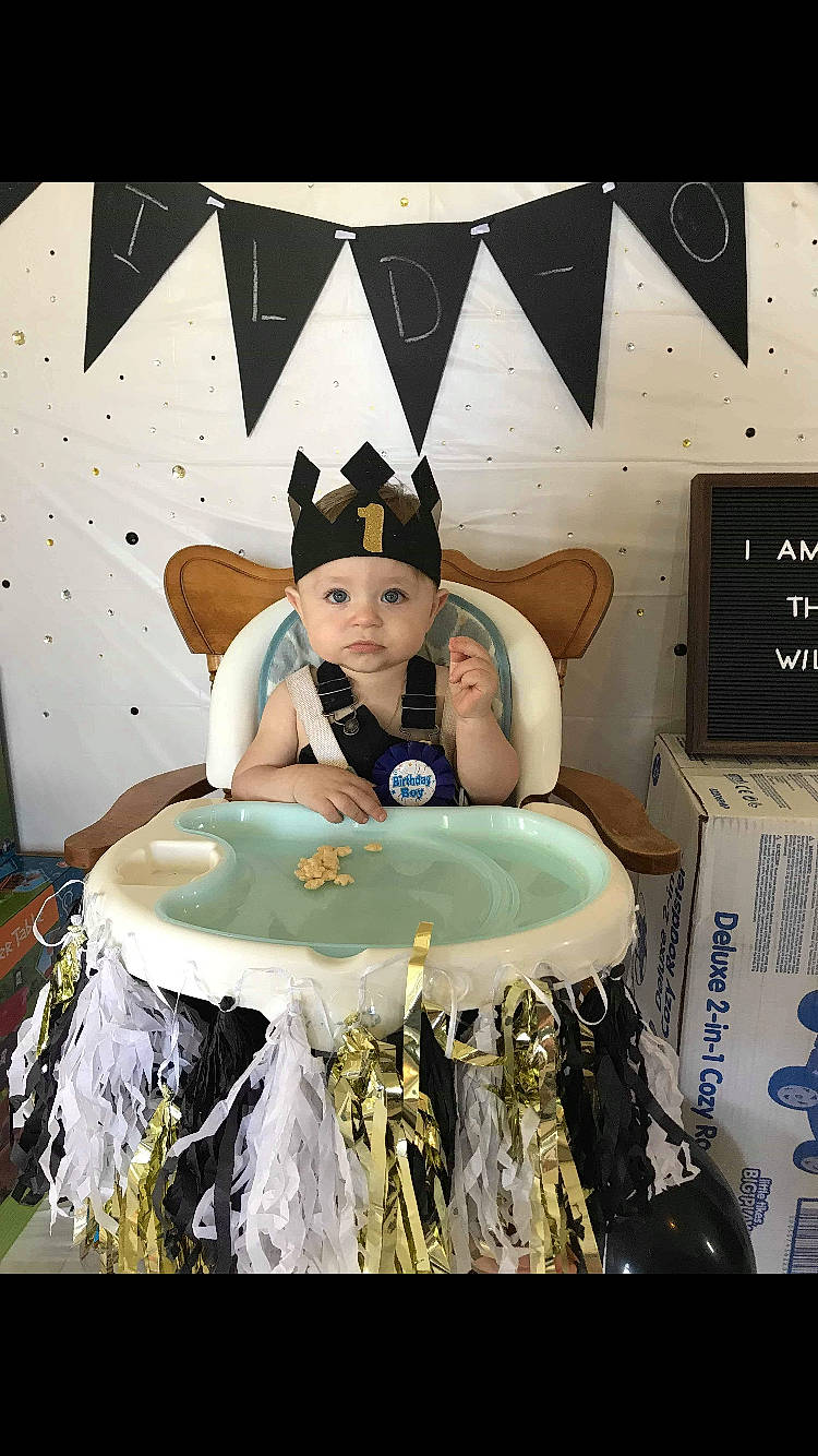 Dawson a rejoint le concours — aidez-le/la à gagner de superbes lots ! baked_goods, birthday, birthday_cake, cake, costume, dessert, fondant, food, headwear, party, person, sugar_paste, table