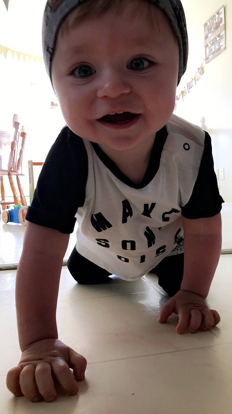 Dawson participe au concours pour gagner de l'argent avec cette photo : baby, baby_toddler_clothing, cheek, child, crawling, finger, floor, flooring, nose, person, play, skin, smile, t_shirt, toddler