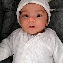 Souleyman participe au concours pour gagner de l'argent avec cette photo : baby, baby_toddler_clothing, bonnet, cap, cheek, child, comfort, eye, eyebrow, fashion_accessory, fun, happy, head, headwear, linens, lip, person, portrait_photography, sleeve, smile
