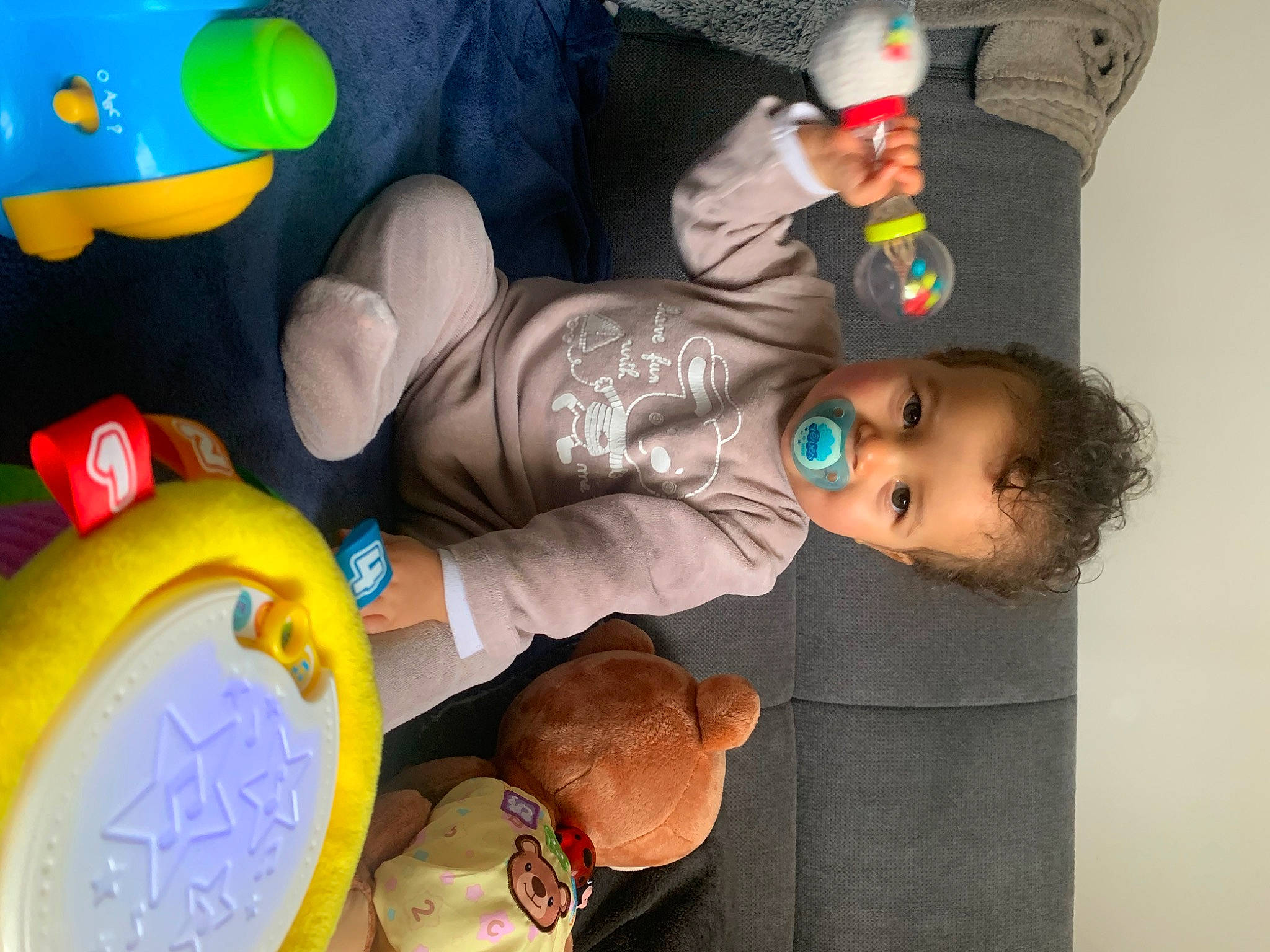 Amélia participe au concours pour gagner de l'argent avec cette photo : animation, baby_toys, blue, child, circle, clock, finger, fun, happy, hat, home_accessories, party_supply, person, play, room, stuffed_toy, t_shirt, toddler, toy, wrist