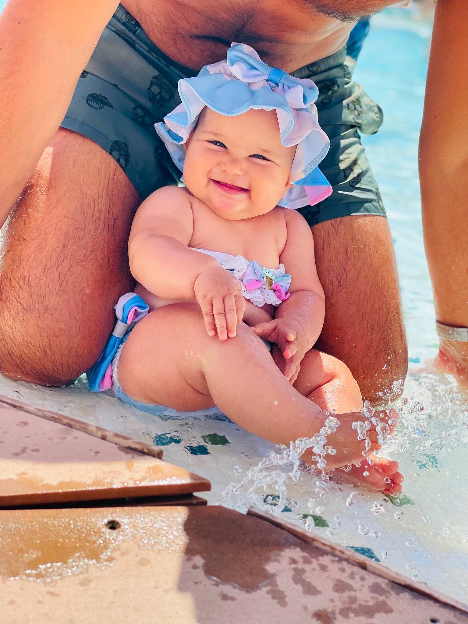 Bella a rejoint le concours — aidez-le/la à gagner de superbes lots ! arm, azure, baby, blue, finger, fun, happy, hat, head, headgear, headwear, joy, leisure, mouth, muscle, people_on_beach, person, photograph, pink, skin