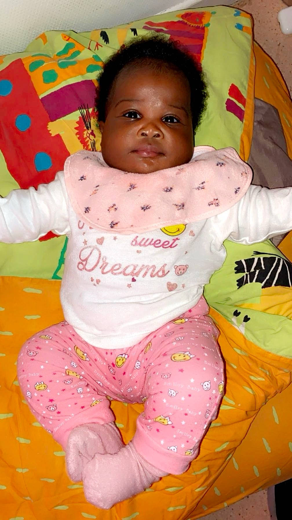 Miya a rejoint le concours — aidez-le/la à gagner de superbes lots ! baby, baby_toddler_clothing, cheek, comfort, eye, face, facial_expression, green, hair, happy, head, human_body, nose, organ, person, pink, skin, sleeve, smile, textile