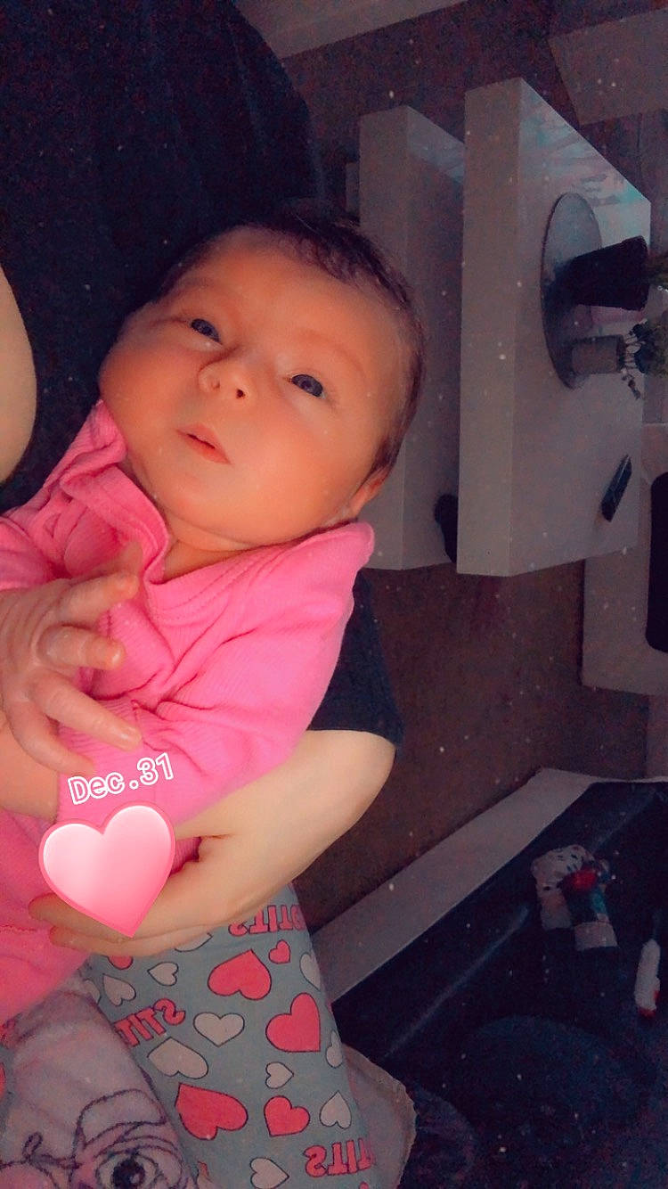 Shénaïza participe au concours pour gagner de l'argent avec cette photo : baby, baby_toddler_clothing, black_hair, cheek, child, chin, comfort, facial_expression, finger, fun, happy, head, lip, mouth, nose, person, pink, purple, skin, thumb