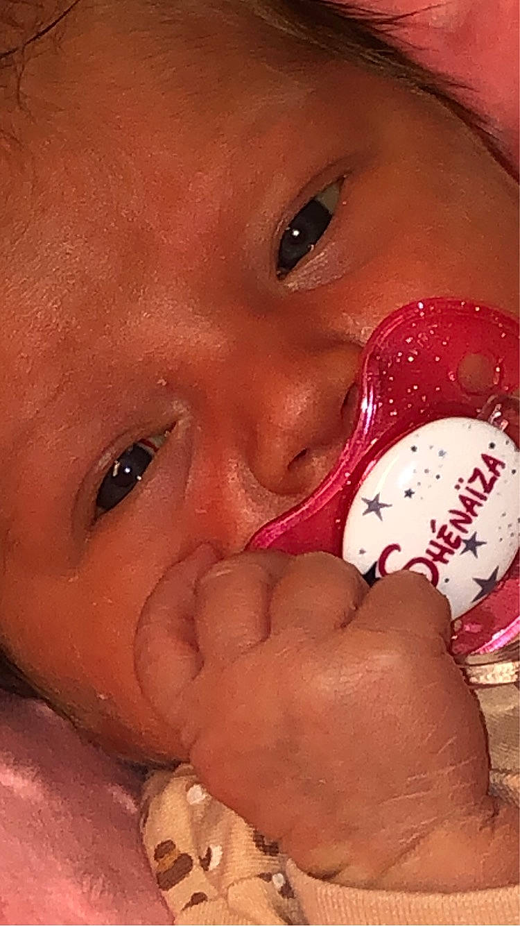 Shénaïza participe au concours pour gagner de l'argent avec cette photo : baby, beauty, cheek, child, chin, eyebrow, eyelash, facial_expression, finger, gesture, happy, iris, lip, mouth, nail, nose, person, pink, skin, thumb