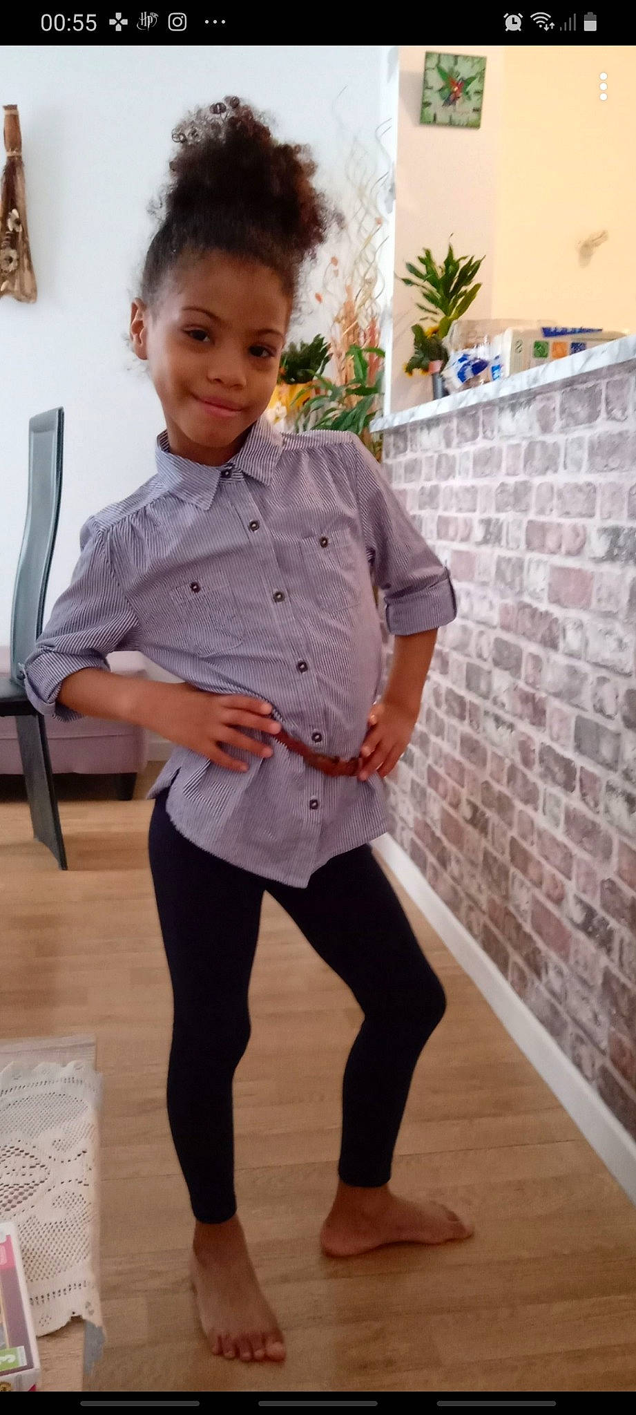 Anaya participe au concours pour gagner de l'argent avec cette photo : black_hair, blazer, collar, cool, dress_shirt, fashion_design, hair, happy, joy, knee, leg, neck, person, plant, sleeve, smile, sportswear, street_fashion, t_shirt, thigh