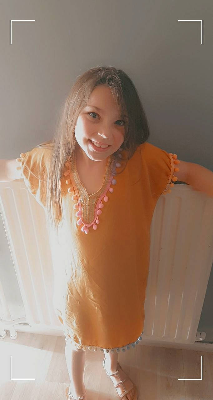 Assia participe au concours pour gagner de l'argent avec cette photo : arm, black_hair, elbow, eye, eyelash, fashion_design, flash_photography, hair, happy, joint, joy, lip, neck, necklace, person, shoulder, skin, sleeve, smile, thigh