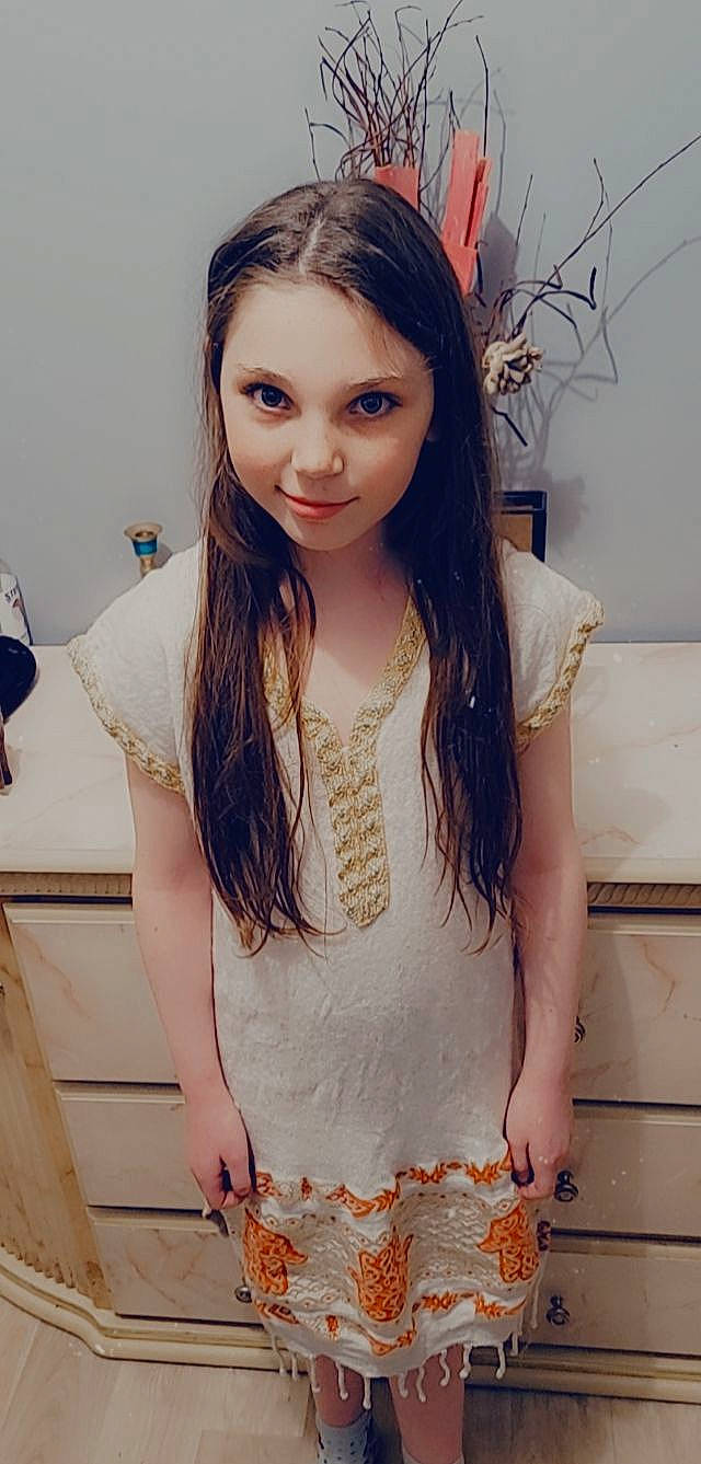 Assia a rejoint le concours — aidez-le/la à gagner de superbes lots ! arm, eye, eyebrow, eyelash, facial_expression, fashion, hair, hairstyle, happy, head, iris, joy, lip, neck, organ, person, skin, sleeve, smile, textile