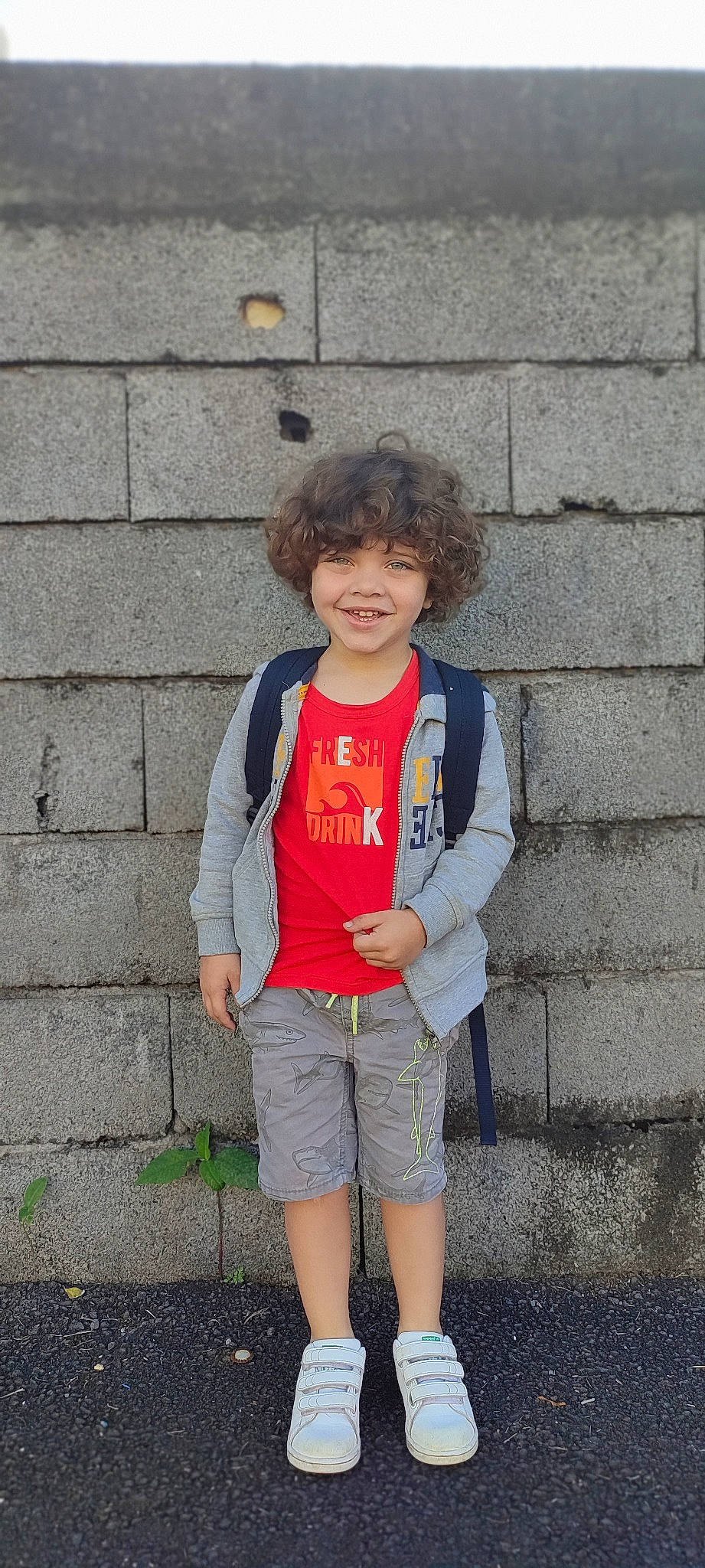 Tyron a rejoint le concours — aidez-le/la à gagner de superbes lots ! brick, brickwork, denim, electric_blue, eye, face, fun, hair, happy, head, joy, neck, pattern, person, shorts, sleeve, smile, standing, t_shirt, toddler