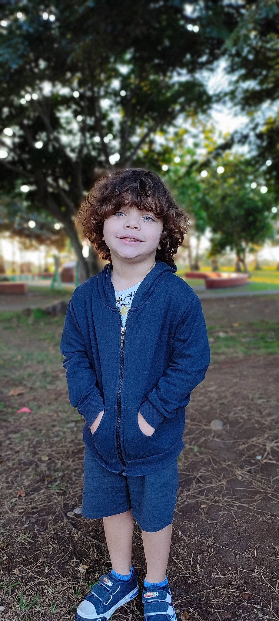 Tyron participe au concours pour gagner de l'argent avec cette photo : blazer, branch, electric_blue, eye, face, facial_expression, flash_photography, fun, grass, hair, happy, head, joy, long_hair, people_in_nature, person, plant, sleeve, sunlight, tree
