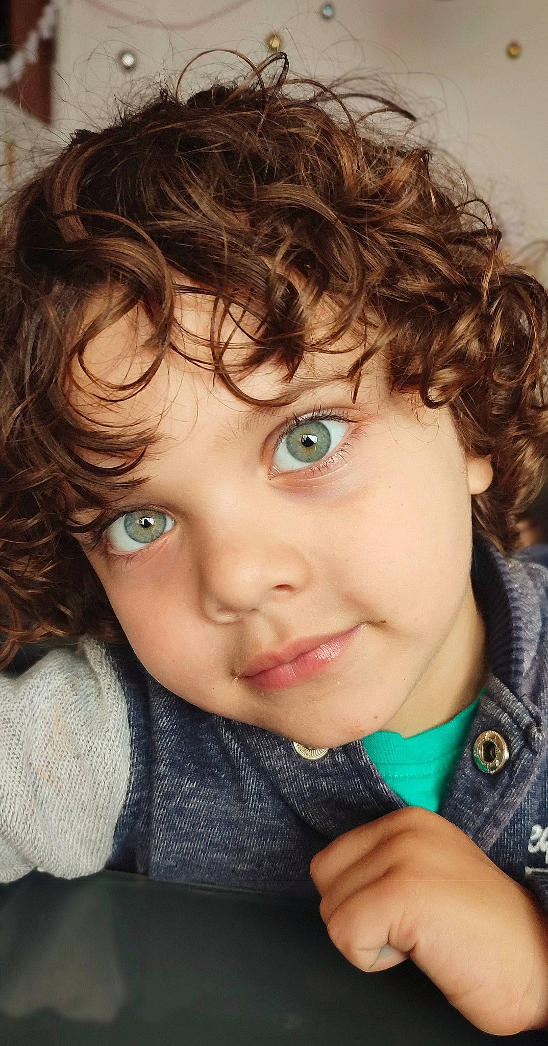 Tyron participe au concours pour gagner de l'argent avec cette photo : azure, cheek, chin, eye, eyebrow, eyelash, facial_expression, flash_photography, forehead, hairstyle, hand, head, human, lip, mouth, neck, nose, organ, outerwear, person