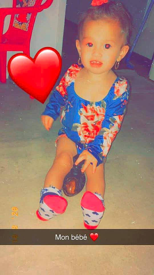 Lyana a rejoint le concours — aidez-le/la à gagner de superbes lots ! ankle, baby, baby_toddler_clothing, carmine, child, ear, foot, heart, human_leg, jewellery, joint, knee, love, organ, overall, person, play, red, sock, toddler