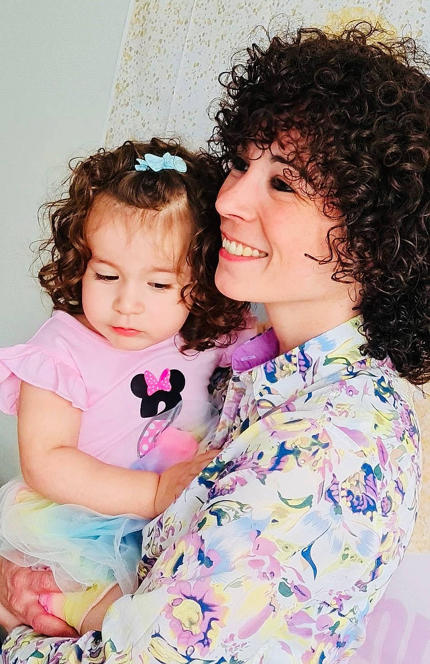 Naëlie participe au concours pour gagner de l'argent avec cette photo : baby_toddler_clothing, clothing, eye, face, facial_expression, fashion, fun, hairstyle, happy, head, interaction, iris, jheri_curl, joy, person, pink, ringlet, skin, sleeve, smile