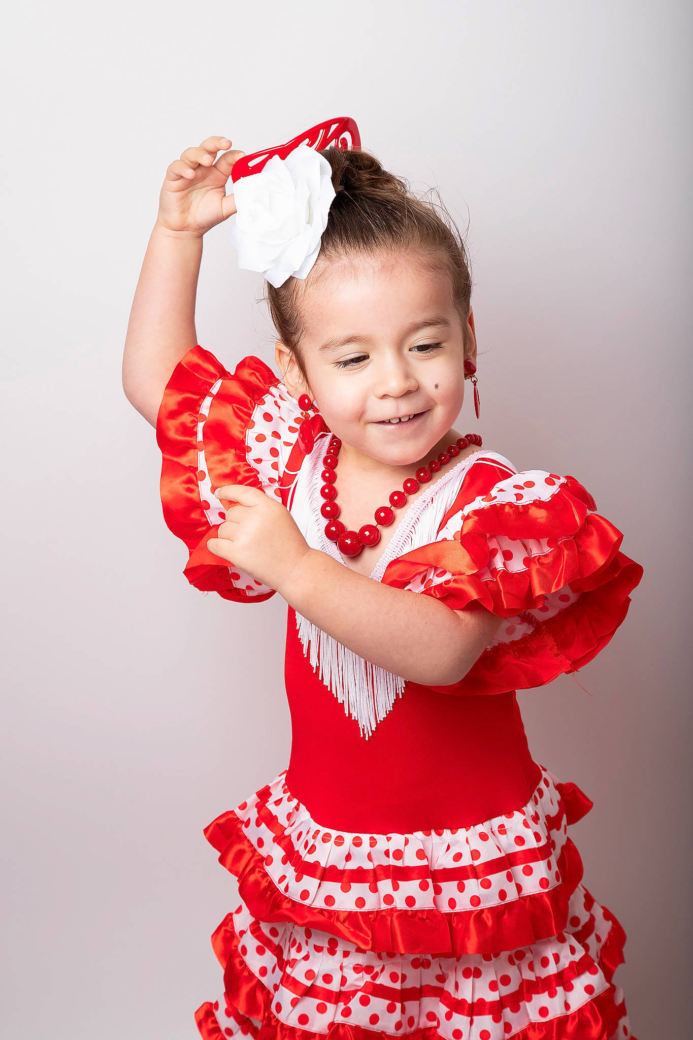 Naëlie participe au concours pour gagner de l'argent avec cette photo : baby_toddler_clothing, child, day_dress, dress, event, face, fashion_design, flash_photography, fun, gesture, happy, joy, magenta, one_piece_garment, person, pink, red, skin, sleeve, smile