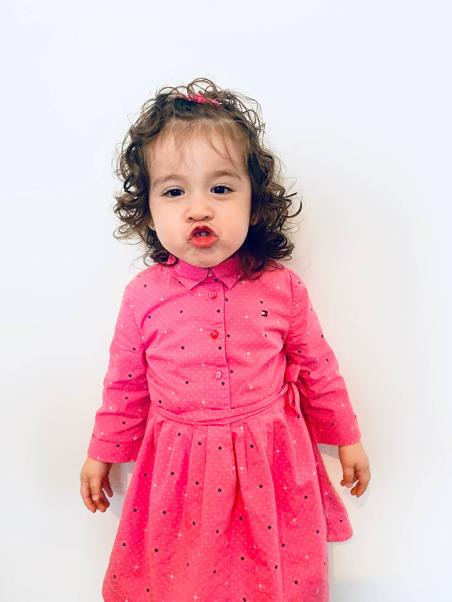 Naëlie participe au concours pour gagner de l'argent avec cette photo : arm, baby_toddler_clothing, cheek, collar, day_dress, dress, dress_shirt, face, fashion_design, gesture, hair, happy, head, neck, one_piece_garment, person, pink, skin, sleeve, toddler