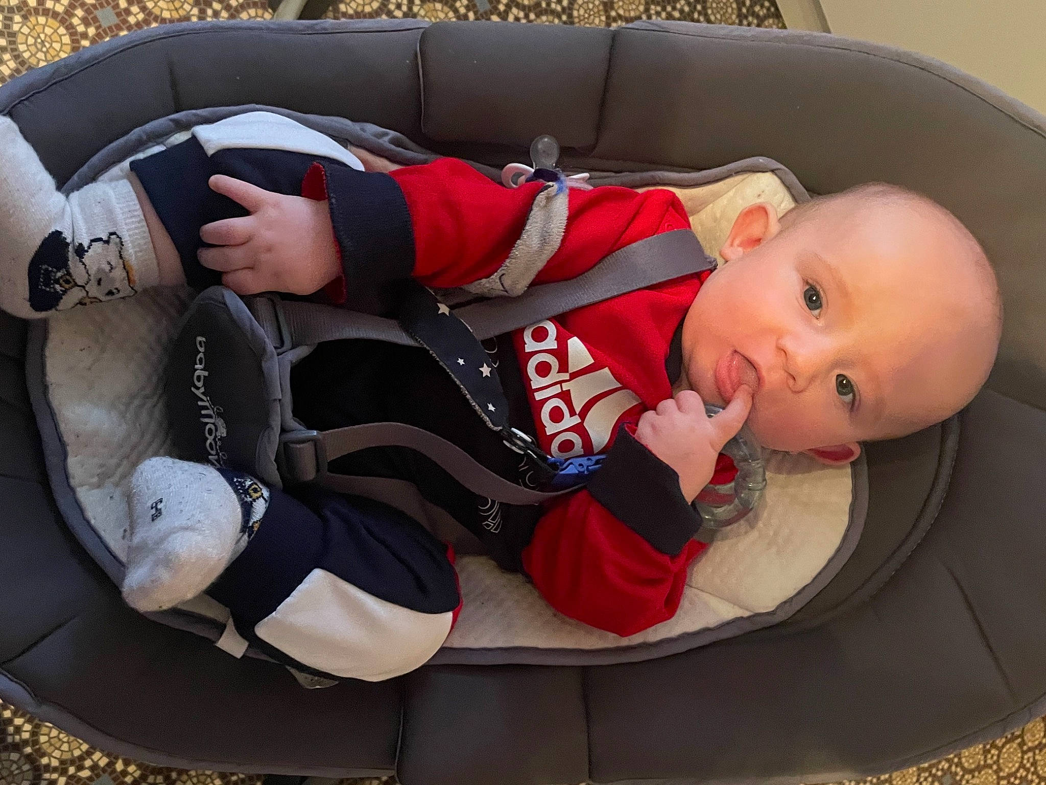 Lenny a rejoint le concours — aidez-le/la à gagner de superbes lots ! baby, baby_carriage, baby_products, baby_safety, baby_sleeping, baby_toddler_clothing, bag, car_seat, carmine, chair, child, comfort, knee, lap, leg, person, sitting, sleeve, sock, thigh