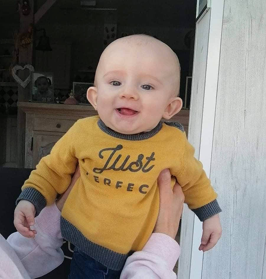 Lenny a rejoint le concours — aidez-le/la à gagner de superbes lots ! arm, baby, baby_toddler_clothing, cabinetry, cheek, cool, elbow, eye, gesture, hair, happy, head, human_body, person, skin, sleeve, smile, t_shirt, toddler, trunk