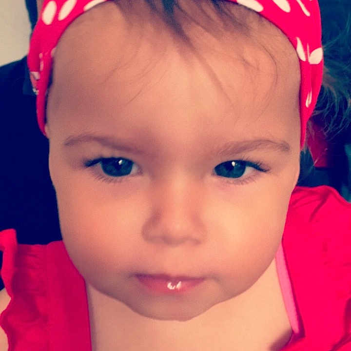 Angelina participe au concours pour gagner de l'argent avec cette photo :