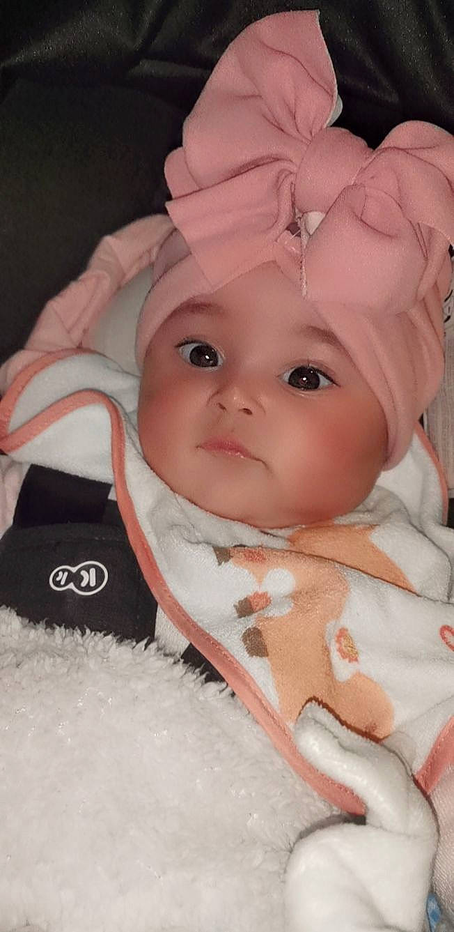 Leïna participe au concours pour gagner de l'argent avec cette photo : baby, baby_toddler_clothing, cheek, chin, comfort, eye, eyebrow, face, finger, head, headwear, human_body, iris, lip, mouth, nose, person, pink, product, skin