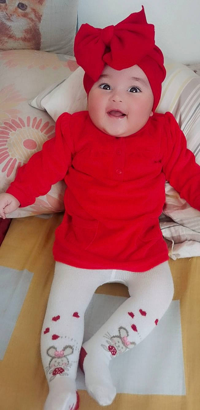 Leïna a rejoint le concours — aidez-le/la à gagner de superbes lots ! active_pants, baby, baby_toddler_clothing, cheek, face, head, headwear, human_body, leg, mouth, neck, organ, outerwear, person, pink, red, sleeve, smile, standing, textile