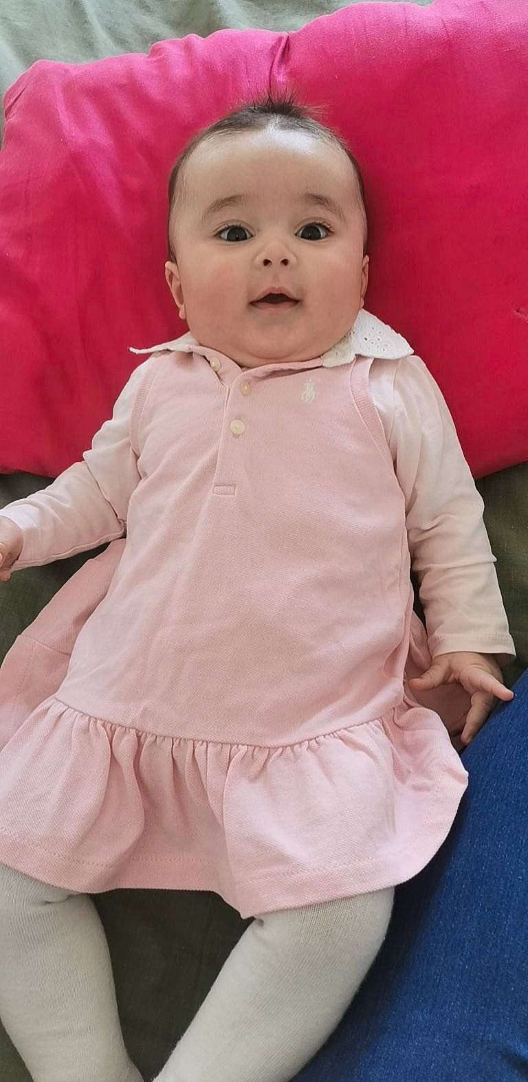 Leïna participe au concours pour gagner de l'argent avec cette photo : baby, baby_toddler_clothing, cheek, child, collar, dress_shirt, eye, fashion, gesture, happy, head, iris, lip, nose, person, pink, red, skin, sleeve, toddler