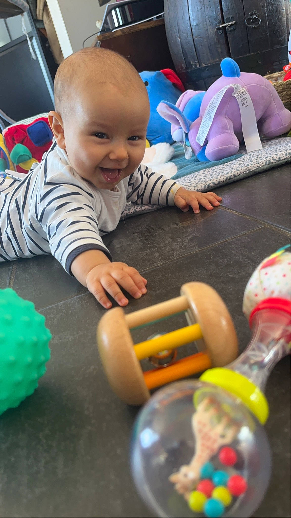 Wyatt a rejoint le concours — aidez-le/la à gagner de superbes lots ! baby, baby_playing_with_toys, baby_toddler_clothing, baby_toys, child, event, fun, hand, happy, joy, leisure, person, play, product, recreation, room, smile, snapshot, television, tire