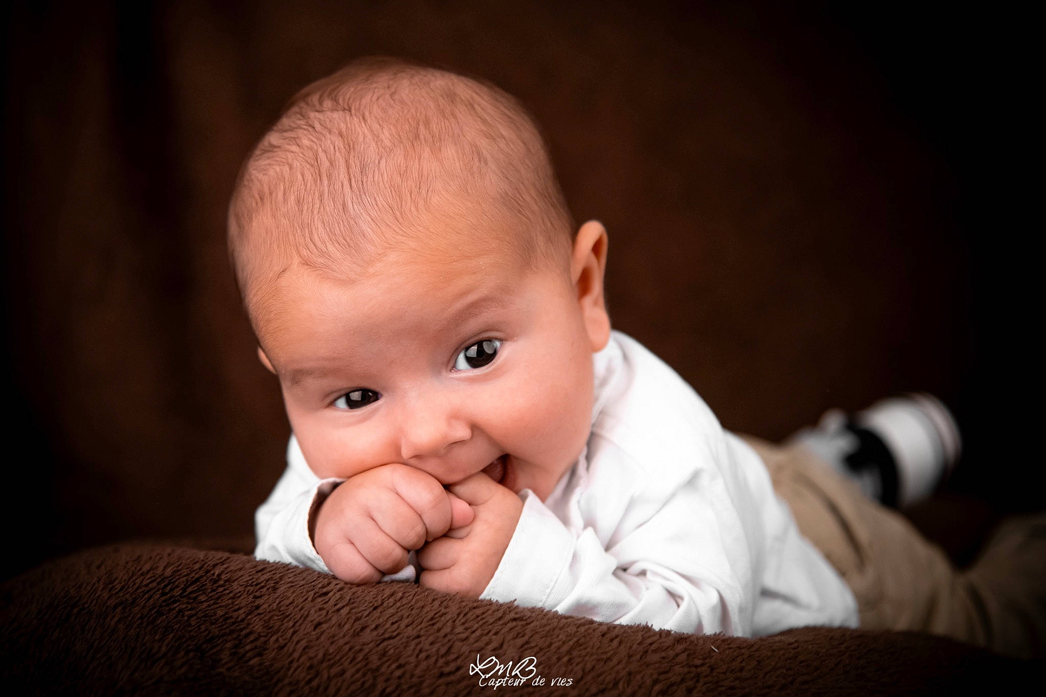 Wyatt a rejoint le concours — aidez-le/la à gagner de superbes lots ! arm, baby, baby_toddler_clothing, cheek, child, comfort, darkness, ear, finger, flash_photography, gesture, hand, happy, nail, nose, person, skin, smile, thumb, toddler