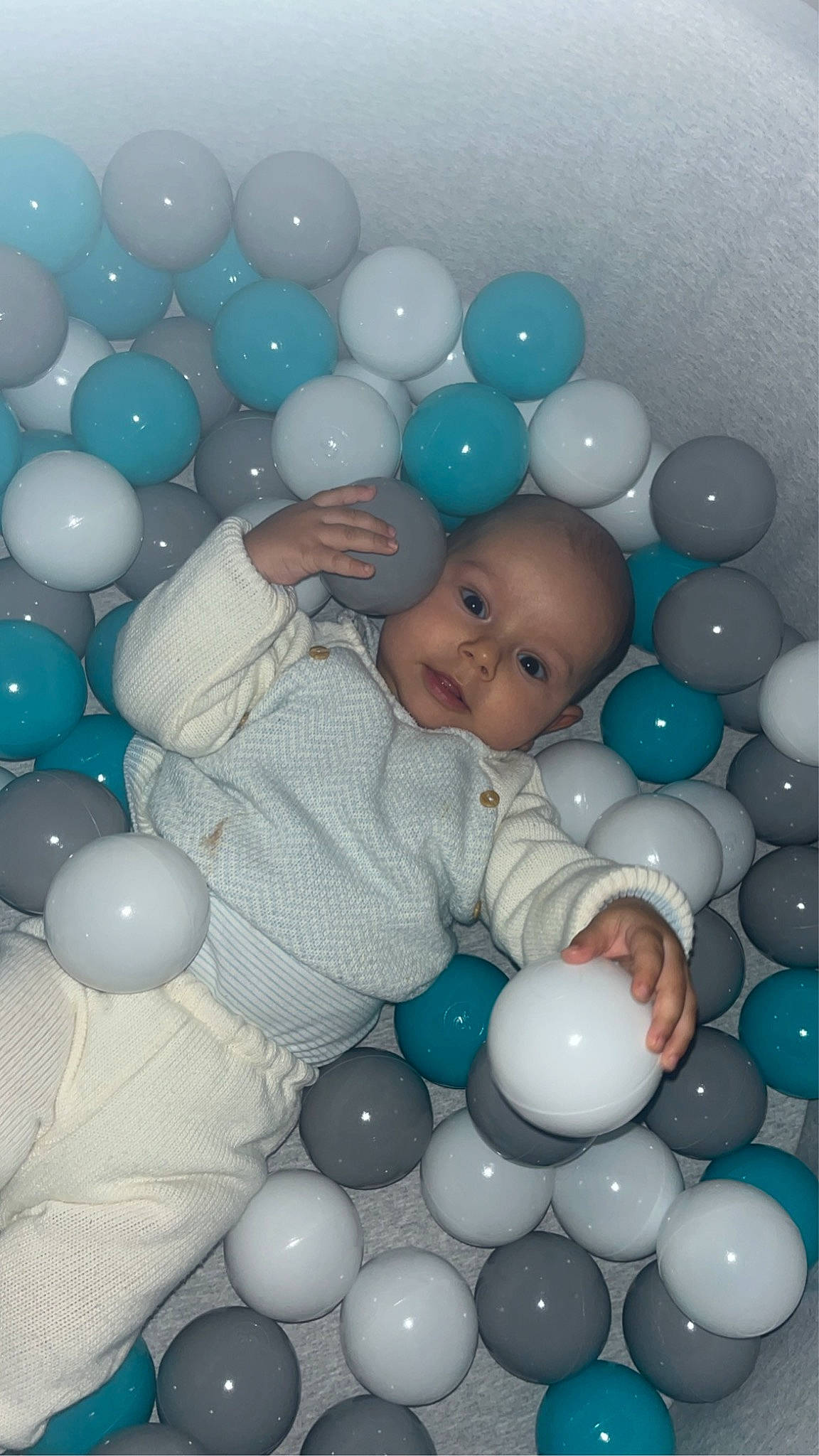 Wyatt participe au concours pour gagner de l'argent avec cette photo : aqua, azure, baby, balloon, beauty, child, facial_expression, flash_photography, fun, happy, head, human, human_body, party_supply, people, person, photograph, product, snapshot, toddler