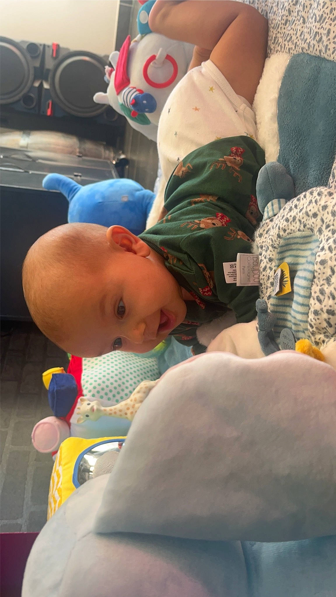 Wyatt a rejoint le concours — aidez-le/la à gagner de superbes lots ! baby, baby_products, child, comfort, elbow, fun, hat, health_care, hospital, linens, medical, medical_equipment, medical_procedure, patient, person, personal_protective_equipment, room, service, toddler, tree