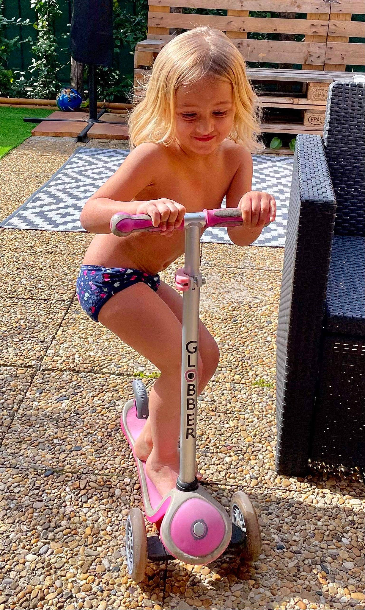 Maëlys participe au concours pour gagner de l'argent avec cette photo : blond, calf, child, city, fun, grass, happy, human_leg, joy, knee, leisure, magenta, outdoor_play_equipment, person, pink, recreation, sitting, smile, swimwear, thigh