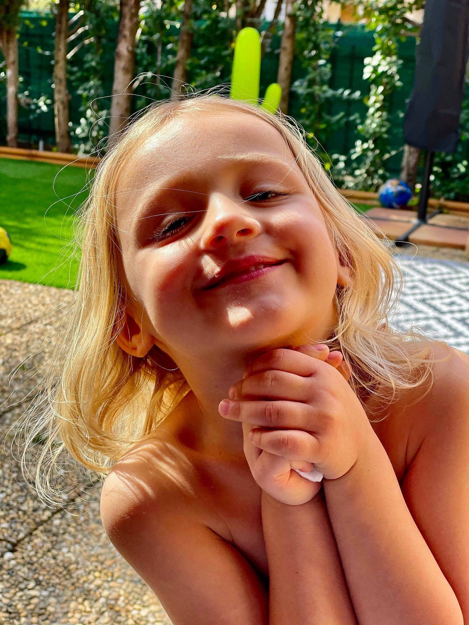 Maëlys participe au concours pour gagner de l'argent avec cette photo : blond, child, close_up, finger, fun, gesture, grass, green, hairstyle, happy, joy, leisure, lip, long_hair, people_in_nature, person, skin, smile, summer, sunlight